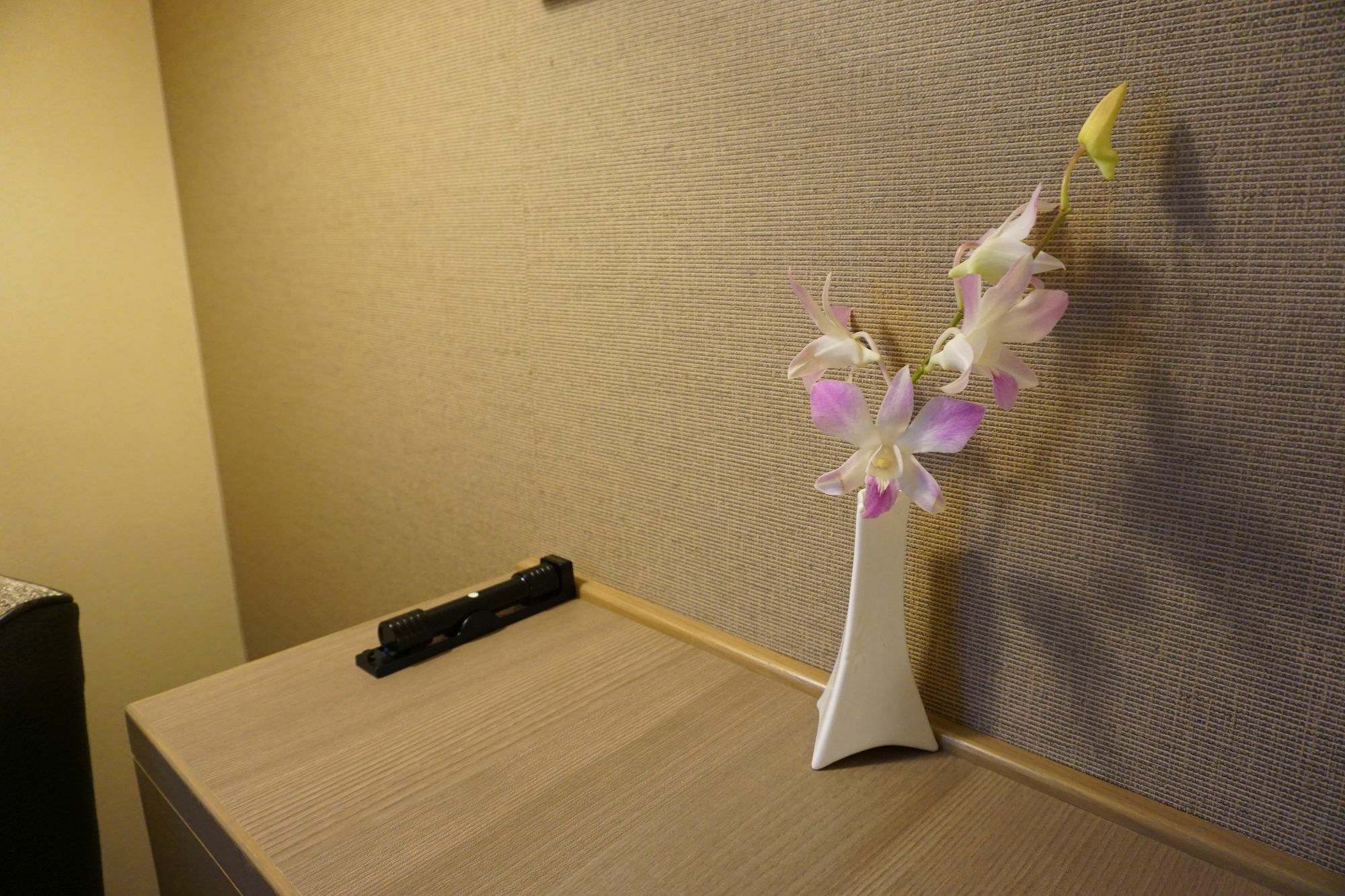 Hotel Nikko Fukuoka Fukuoka  Exteriör bild A vase of flowers in a hotel room