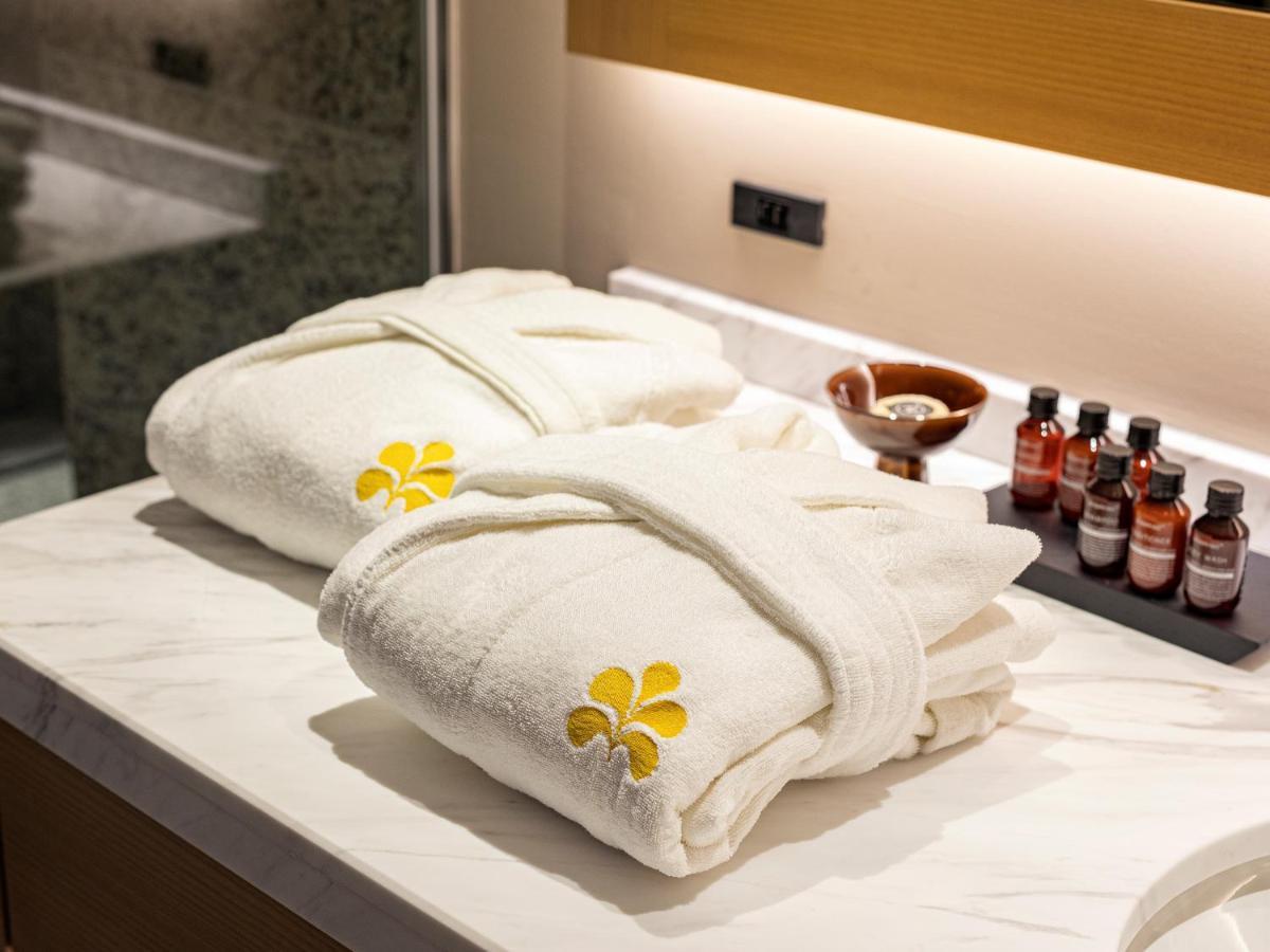 Hotel Nikko Fukuoka Fukuoka  Exteriör bild Bathrobe